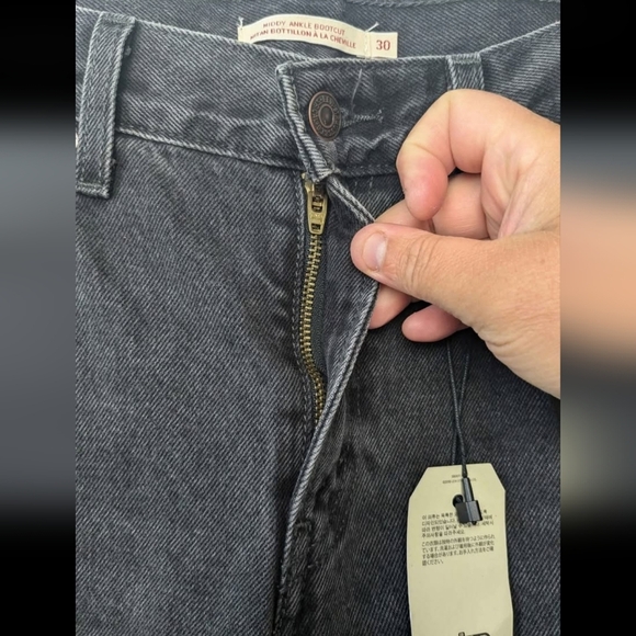 NWT LEVI'S Middy Ankle Bootcut Women Jeans Size 30 Black Color - Picture 2 of 8